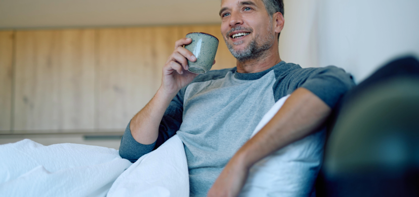 Homem adulto num ambiente tranquilo, ilustrando o tema da saúde sexual masculina.